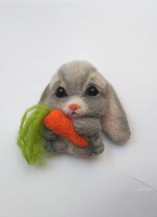 Брошка зайчик з морквою