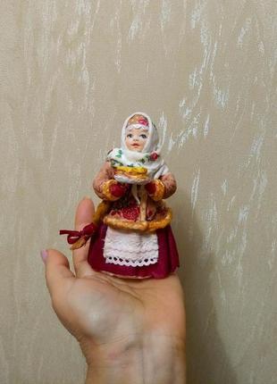 Статуетка ручної роботи "дівчинка з млинцями"3 фото