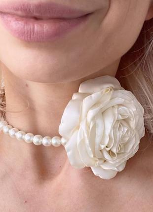 Квітка чокер - кольє з перлинами кольору слонової кістки. весільна троянда кольє2 фото