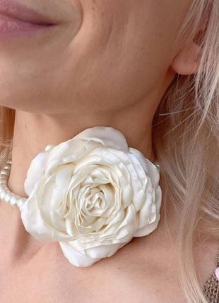 Квітка чокер - кольє з перлинами кольору слонової кістки. весільна троянда кольє