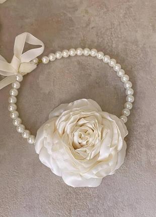 Квітка чокер - кольє з перлинами кольору слонової кістки. весільна троянда кольє3 фото