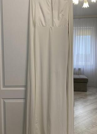 Шикарна біла сукня з красивими рукавами!