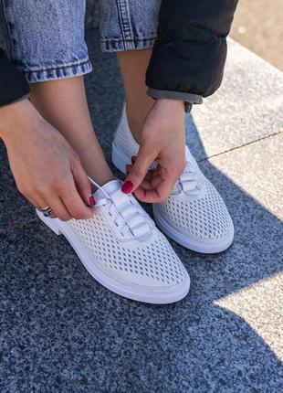 Жіночі шкіряні білі мокасини зі шнуровкою на літо6 фото