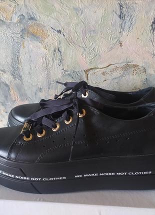 Женские черные кроссовки размер 39