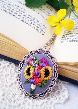 Кулон с цветами, миниатюрная вышивка шелковыми лентами4 фото
