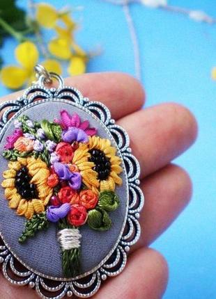Кулон с цветами, миниатюрная вышивка шелковыми лентами2 фото