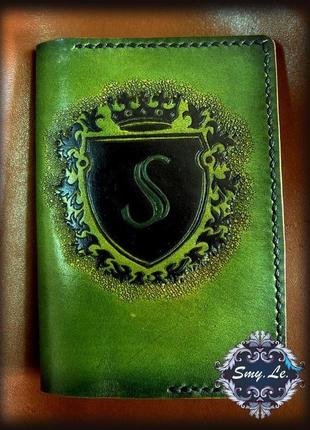 Кожаная обложка на паспорт геральдическая, зеленая обложка на паспорт1 фото