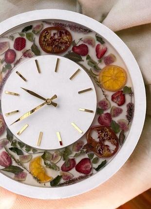 Часы с фруктами из эпоксидной смолы1 фото