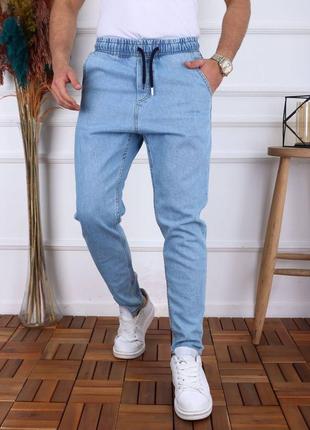 Чоловічі демісезонні прямі класичні джинси на шнурку і резинці