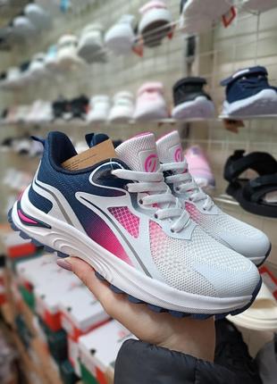 Стильні кросівки