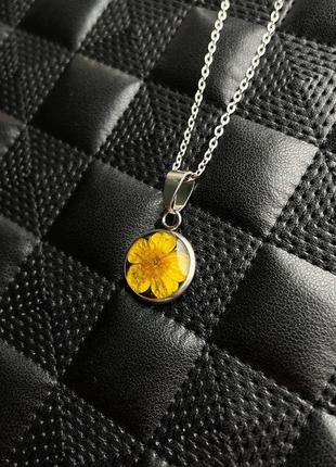 Кулон ручної роботи із епоксидної смоли з жовтою квіткою3 фото