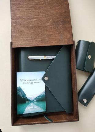 Кожаный подарочный комплект ( набор): планер, ключница, картхолдер, ручка, коробка3 фото