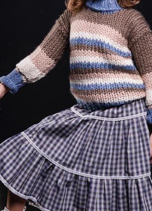 Красивый, тёплый, четырёхцветный свитер для девочки. ручная вязка.1 фото