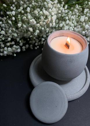 Соєва свічка в кашпо "бочечка" з бетону4 фото