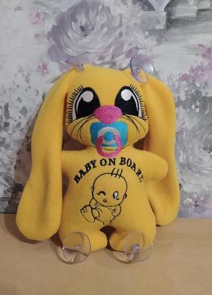 Іграшка плюшевий зайчик у машину з вишивкою дитина в машині жовтий подарунок
