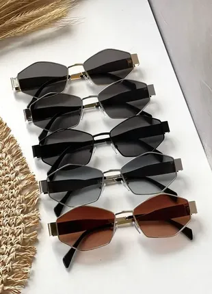 Жіночі фігурні сонцезахисні окуляри в металевій оправі у кольорах