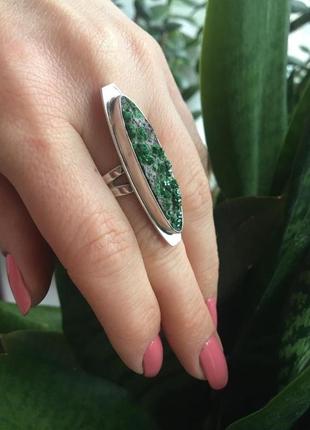 Серебряное кольцо с уваровитом3 фото