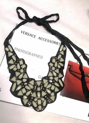 Колье ожерелье расшитое камнями кристаллами на ткани шелк