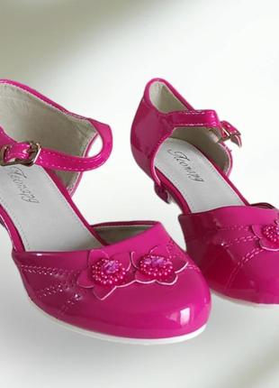 Малиновые, фуксия лаковые туфли на каблуке для девочки8 фото