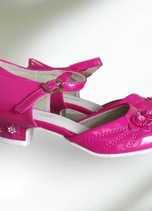 Малиновые, фуксия лаковые туфли на каблуке для девочки6 фото