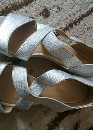 Красивые и удобные,серебряные,фирменные туфли, резинки. размер 381 фото