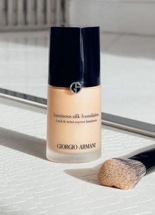 Тональний крем  giorgio armani luminous silk тон 61 фото