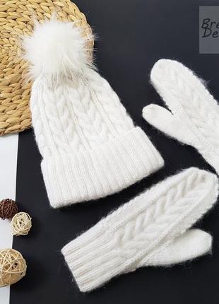 Зимова біла шапка з помпоном мохер2 фото