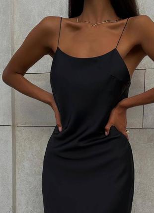 Жіноча стильна шовкова сукня міні чорна і біла з відкритою спиною на тонких бретелях1 фото