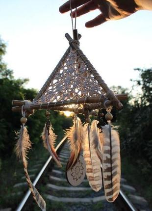 Эко-ловец снов ручной работы "пирамида валькнут" с перьями и деревянными бусинами10 фото