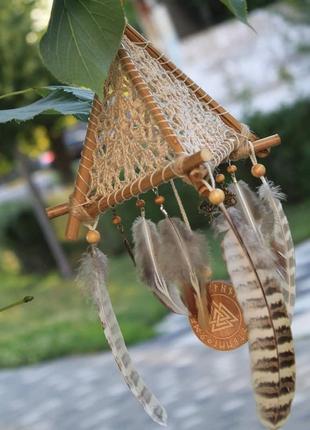 Эко-ловец снов ручной работы "пирамида валькнут" с перьями и деревянными бусинами3 фото