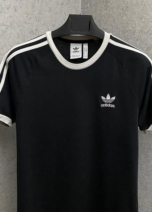 Черная футболка от бренда adidas3 фото