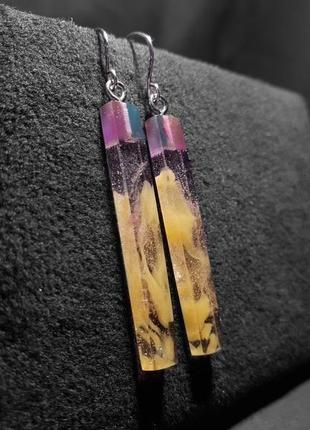 Прозрачные серьги с жёлто-фиолетовым узором. серёжки ручной работы из эпоксидной смолы.2 фото