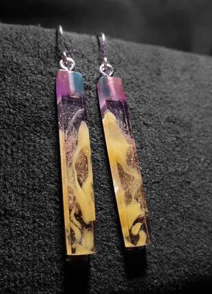 Прозрачные серьги с жёлто-фиолетовым узором. серёжки ручной работы из эпоксидной смолы.1 фото