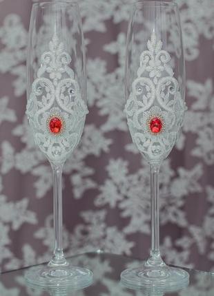 Изысканные свадебные бокалы с кружевом и украшении камнями2 фото
