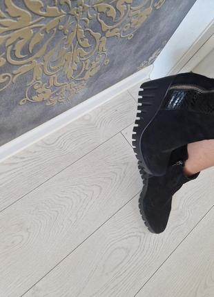 Ботики из натурального замша.