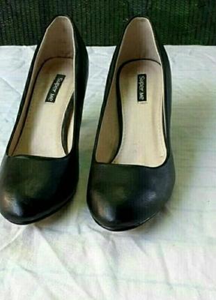 Черные класические туфли