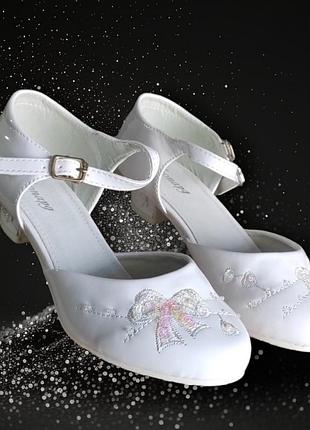 Білі лакові туфлі на підборах для дівчинки святкові
