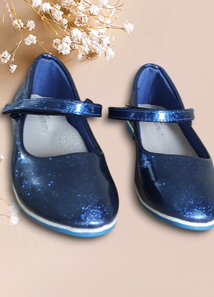 Туфли балетки синие лаковые блестящие для девочки на ремешке9 фото