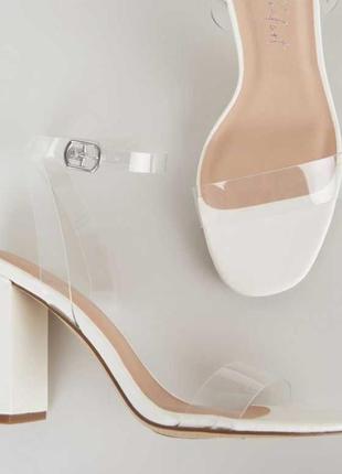 Белые женские босоножки на широких каблуках с силиконовыми прозрачными ремешками