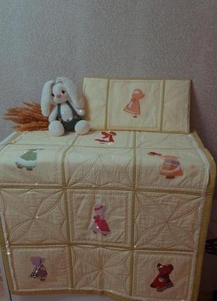 Комплект детское стеганное вышитое  одеяло  и подушечка с аппликациями .ручной работы2 фото