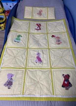 Комплект детское стеганное вышитое  одеяло  и подушечка с аппликациями .ручной работы