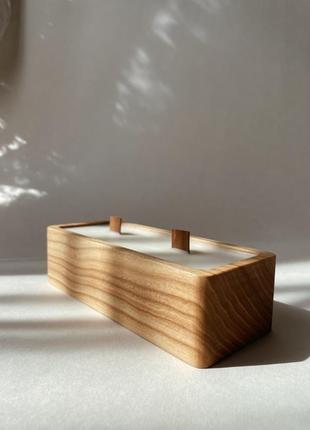 Соевая ароматическая свеча в деревянной емкости с деревянным фитилем