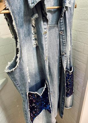 Женская джинсовая куртка-безрукавка с пайетками5 фото