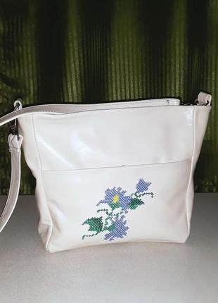 Женская кожаная сумка с вышивкой1 фото