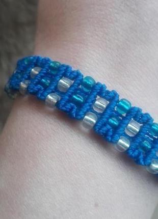 Оригинальный плетеный браслет с белым и синим бисером. браслет для девушки3 фото