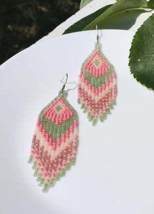 Рожево-зелені бісерні сережки в етнічному стилі6 фото