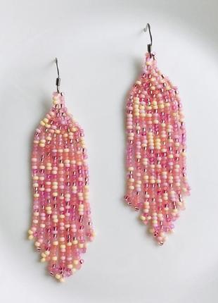 Розовые меланжевые бисерные серьги с бахромой10 фото