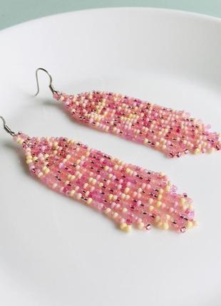 Розовые меланжевые бисерные серьги с бахромой7 фото