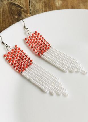 Красно-белые серьги из бисера с бахромой10 фото