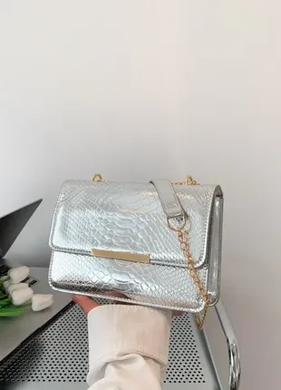 Стильна срібна сумка на плече як відомі бренди